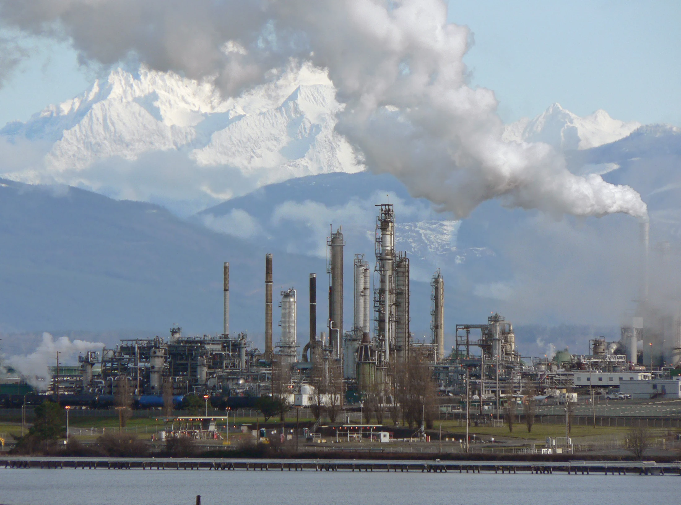 Refinery process towers and a distant plant view are visible; no flotation basin is shown.